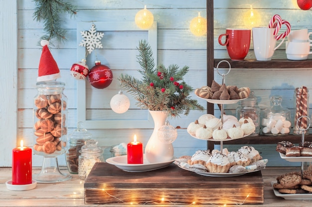 Kerstdecoratie bar cacao met koekjes en snoep op blauwe houten achtergrond in vintage stijl