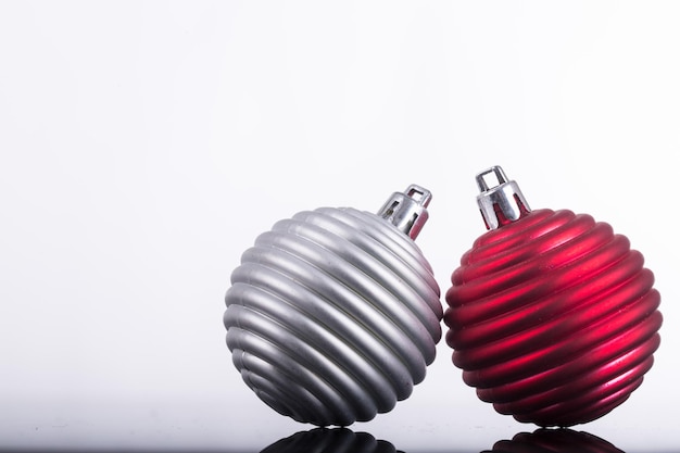 Kerstdecoratie bol bal rood en zilver kleur voor versieren in de vakantie