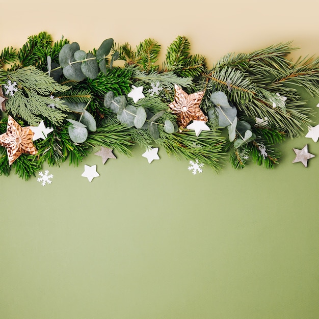 Kerstdecoratie en dennenboomtak. Platliggend, bovenaanzicht