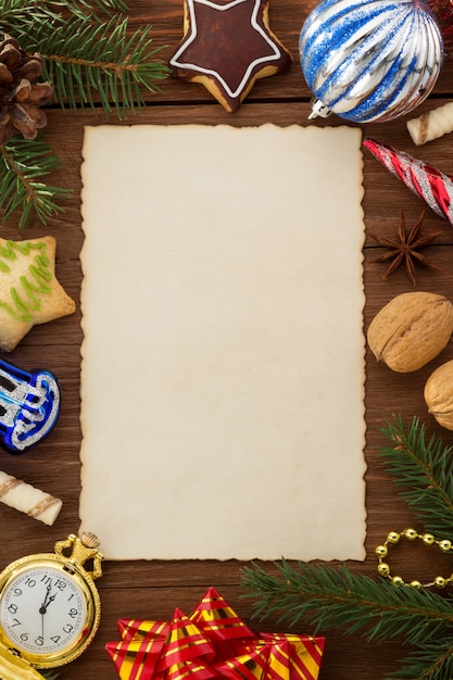 Kerstdecoratie en een perkament op hout