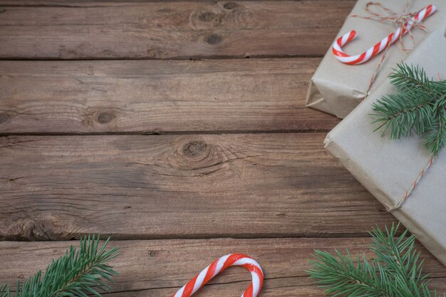 Kerstdecoratie en geschenkdozen op houten ondergrond. Ruimte voor tekst.