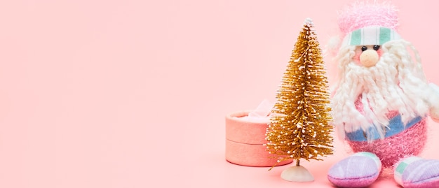 Kerstdecoratie en roze copyspace