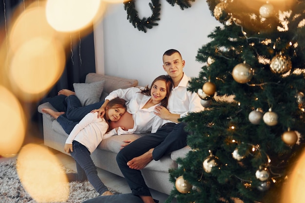 Kerstdecoratie gelukkige familie die samen binnen vakantie viert