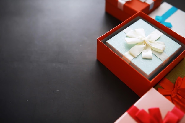 Kerstdecoratie Geschenkdozen op zwarte stenen achtergrond Kerst wenskaart concept