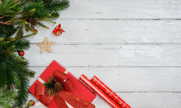 Kerstdecoratie in huis. Kerstmis en Nieuwjaar vieren op wintervakantie.