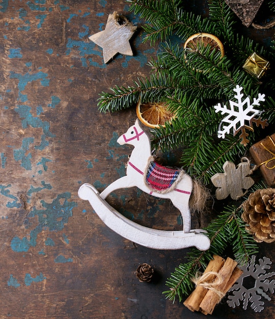 Kerstdecoratie kaart met speelgoed en boom