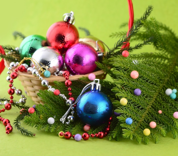 Kerstdecoratie: Kerstbal en ornamenten met de tak van de kerstboom