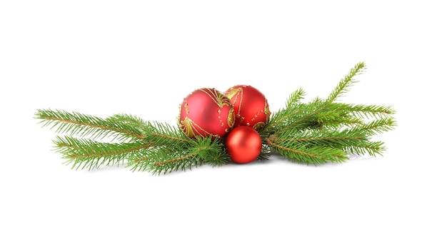 Kerstdecoratie kerstballen met takken van dennenboom op witte achtergrond