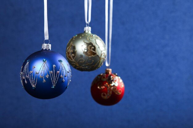 Kerstdecoratie kleur ballen op blauwe achtergrond