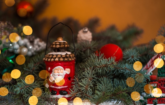 Kerstdecoratie lamp op de achtergrond van een kerstboom