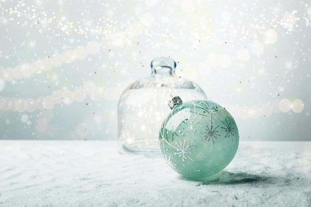 Kerstdecoratie met ballen en sneeuw - close-up