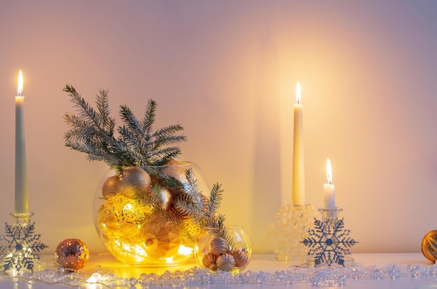 Kerstdecoratie met brandende kaarsen in wit interieur