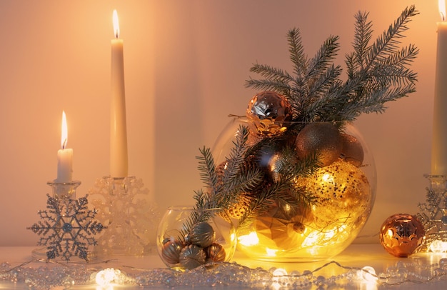 Kerstdecoratie met brandende kaarsen in wit interieur