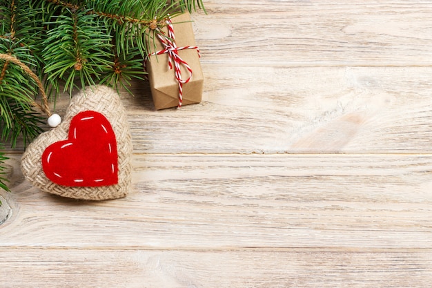 Kerstdecoratie met dennentakken, gebreid hart en geschenkdozen