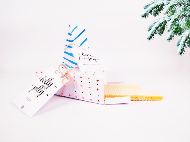 Kerstdecoratie met driehoek Wafer Stick Gifts en kerstboom