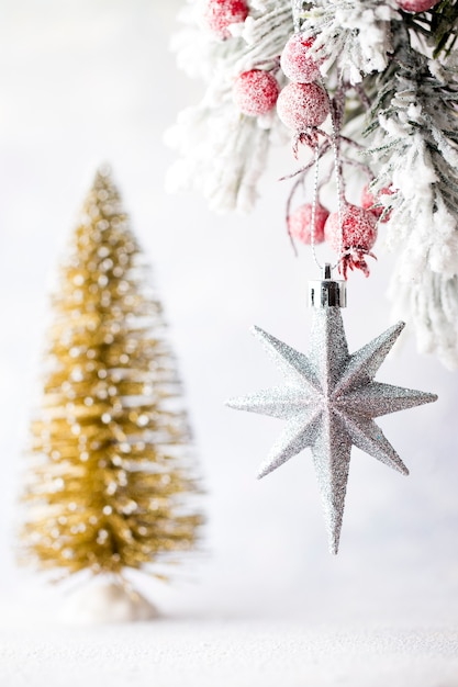 Foto kerstdecoratie met fir takken op de houten achtergrond.