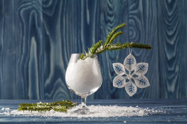 Kerstdecoratie met fir takken op de houten achtergrond