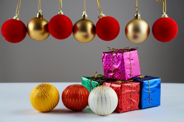 Kerstdecoratie met geschenkdoos, bal met kopieerruimte