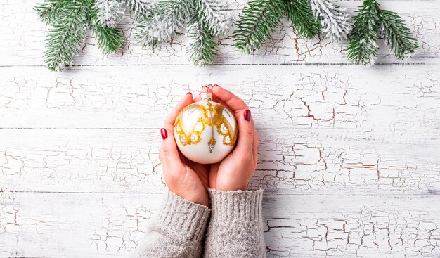 Kerstdecoratie met gouden boombal