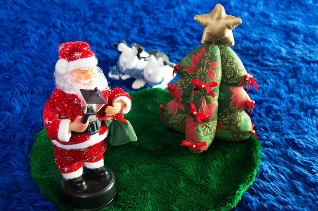 Kerstdecoratie met intreepupil Santa Claus-boom en rendierversieringen op achtergrond over groen en blauw pluche