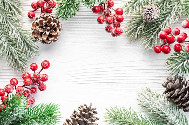 Kerstdecoratie met kopieerruimte op een witte houten achtergrond
