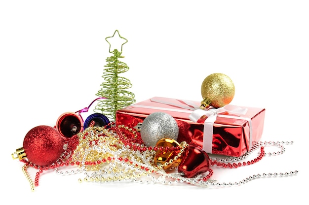 Kerstdecoratie met rode geschenkdoos en glanzend klatergoud