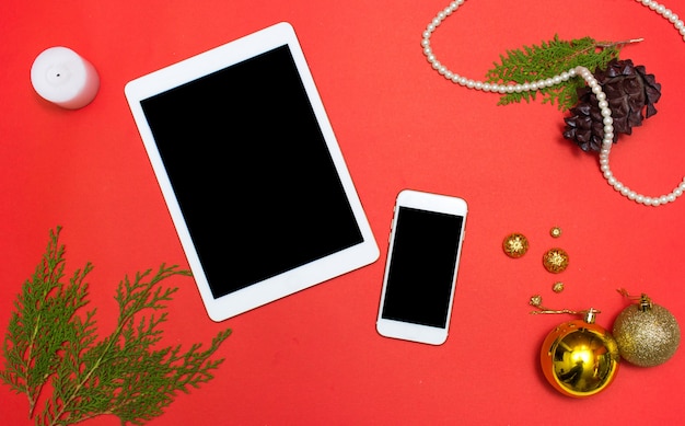 Kerstdecoratie met smartphone en tablet