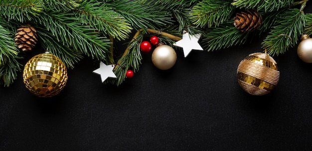 Kerstdecoratie met sparren en kerstballen op donkere achtergrond. plat leggen. kerst concept. banner.