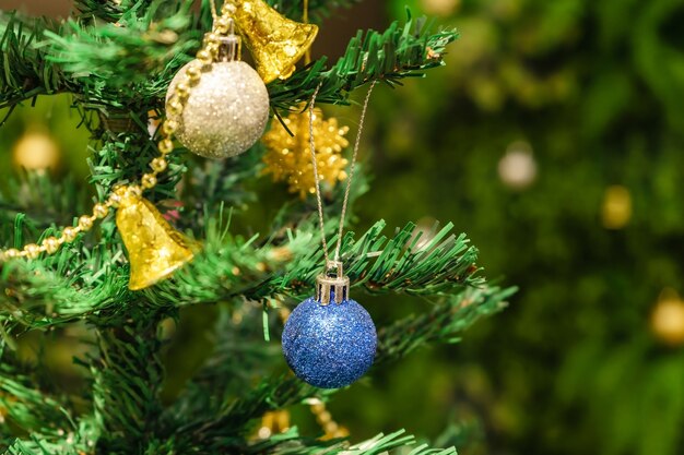 Kerstdecoratie met veel glitter ballen ballen op de kunstmatige dennenboom