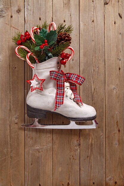 Kerstdecoratie met vintage skate op houten muur