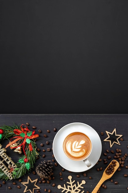 Kerstdecoratie met warme koffie op zwarte houten achtergrond