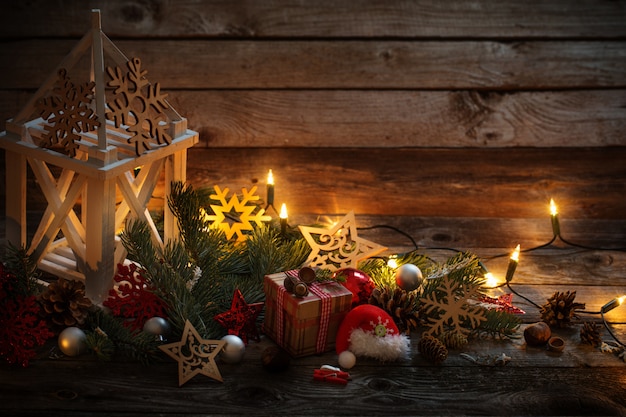 Kerstdecoratie met witte lantaarn op houten muur