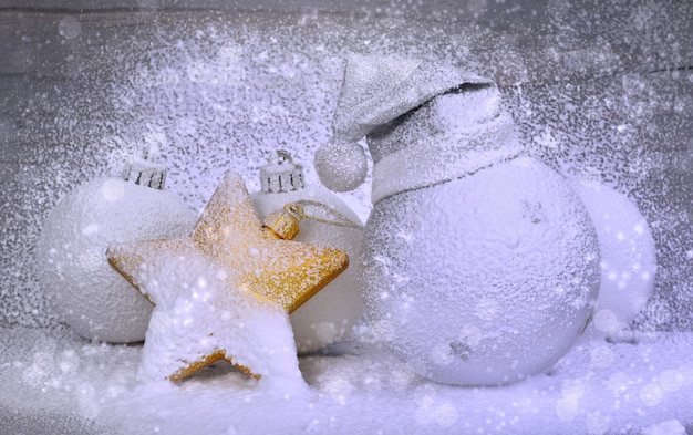 Kerstdecoratie onder de sneeuw