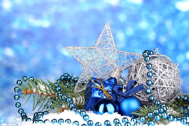 Kerstdecoratie op blauwe achtergrond