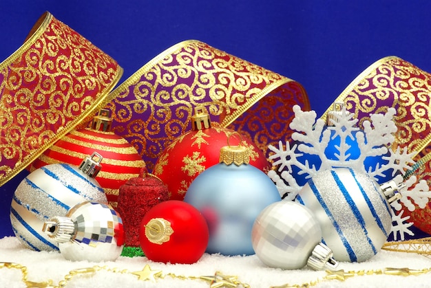 Kerstdecoratie op blauwe achtergrond