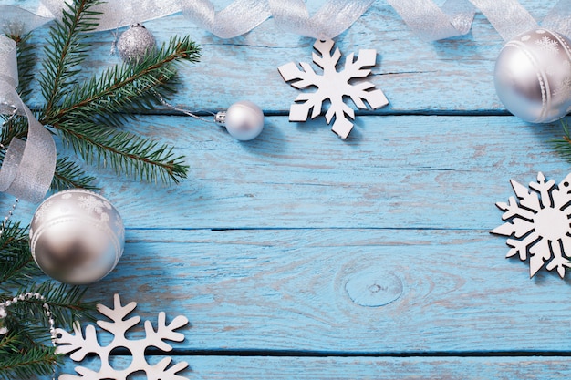 Kerstdecoratie op blauwe houten achtergrond