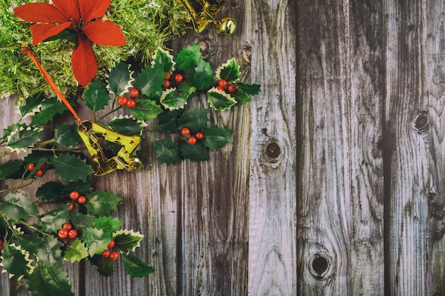 Kerstdecoratie op donkere houten tafel