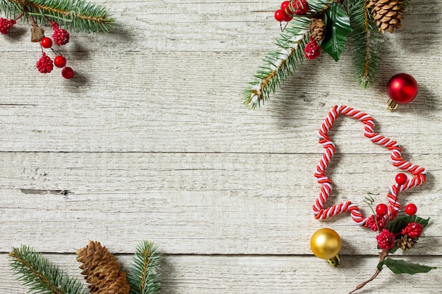 Kerstdecoratie op een houten tafel