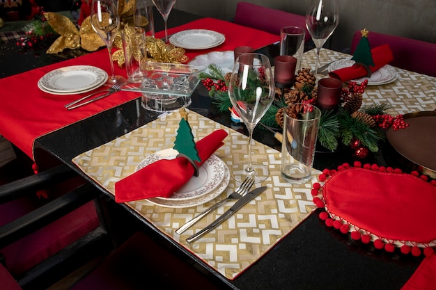 Kerstdecoratie op een tafel met tafelkleden, glaswerk en servies voor het kerstdiner