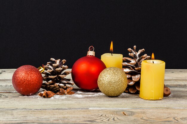 Kerstdecoratie op houten tafel