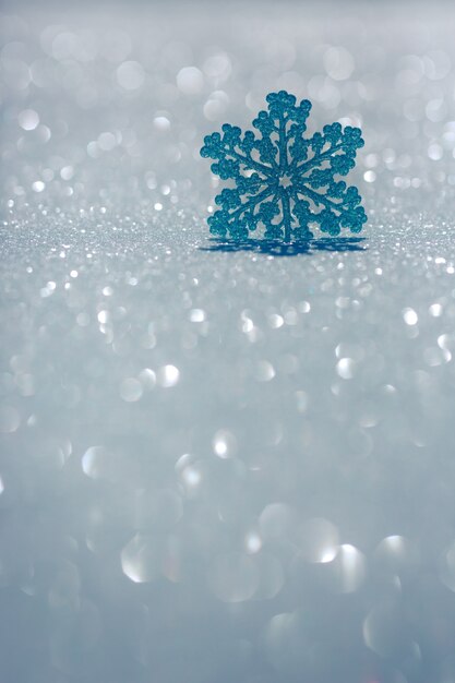 Kerstdecoratie op sneeuw tegen de achtergrond wazig lichten