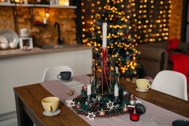 Kerstdecoratie op tafel in de keuken