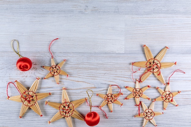 Kerstdecoratie op witte houten tafel