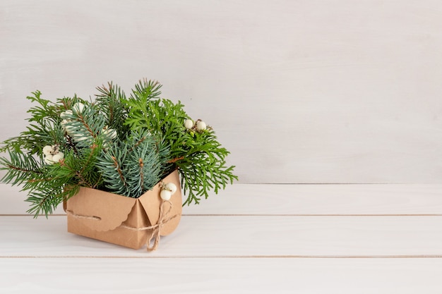 Kerstdecoratie spar boeket op witte tafel onconventionele kerstboom kopie ruimte