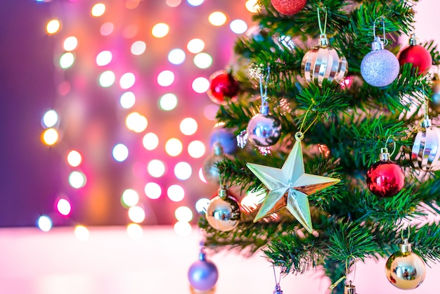 Kerstdecoratie ster en ballen Opknoping op pijnboomtakken kerstboom