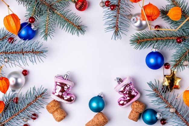 Kerstdecoratie, takken van een kerstboom op een witte achtergrond. Kerstkaart.