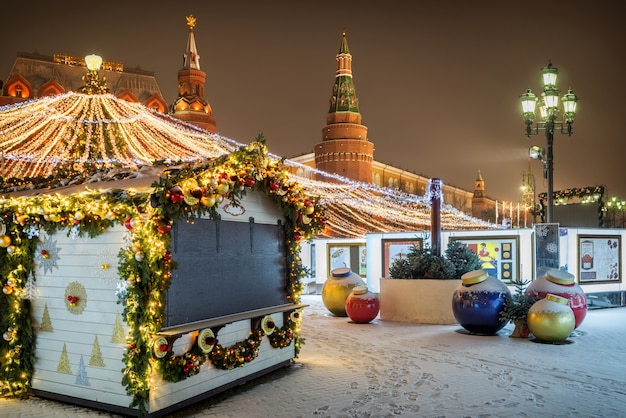 Kerstdecoratie van Manezhnaya plein in Moskou