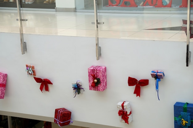 Kerstdecoratie van winkelcentrummodellen van geschenken en souvenirs