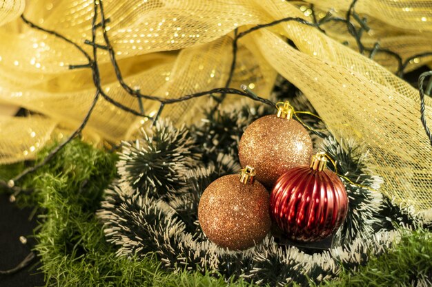 Kerstdecoratieballen met kerstverlichting en gele achtergrond