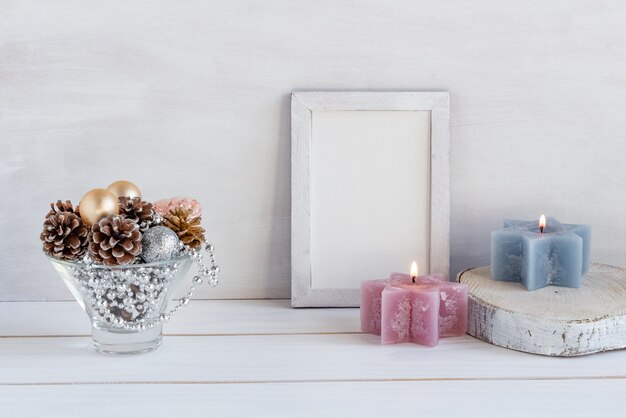 Kerstdecoratiemodel in een wit frame met een compositie van kegelsbeads-kaarsen die ruimte kopiëren